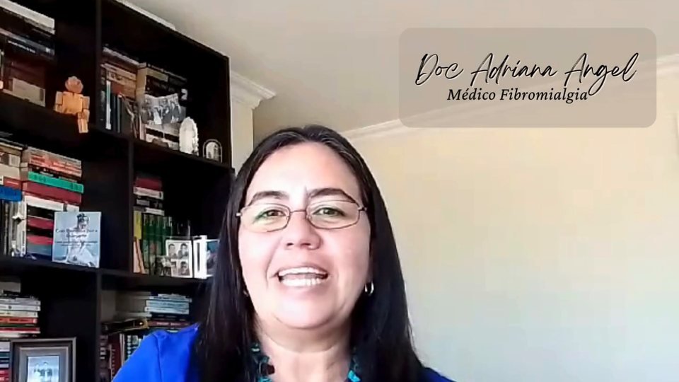 Doc Adriana Angel explicando en una lección del curso Fibromialgia: ¿por qué duele tanto?