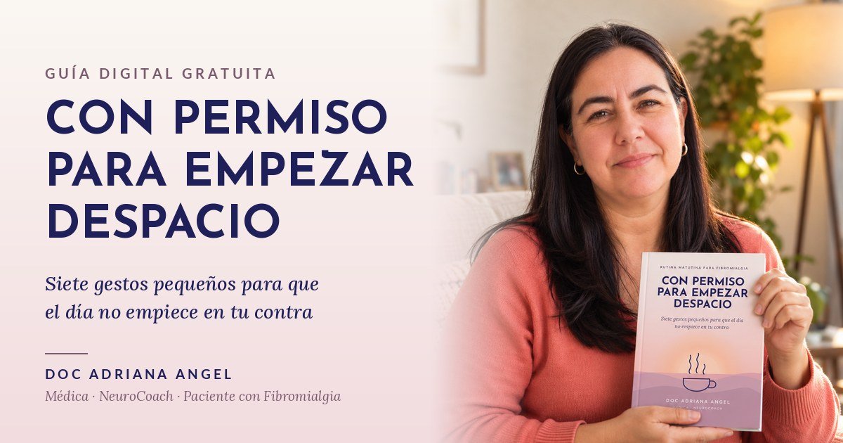 Doc Adriana Angel sostiene la guía gratuita Con permiso para empezar despacio, siete gestos pequeños para que el día no empiece en tu contra, rutina matutina para fibromialgia